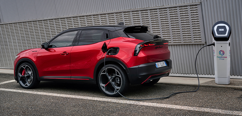 Alfa Romeo Junior - Junior Elettrica - Opladen - Openbaar opladen